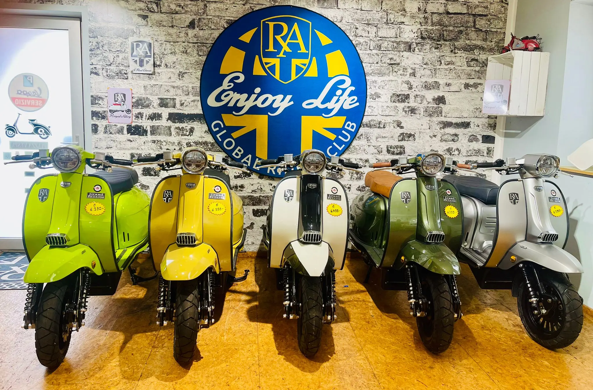 Royal Alloy Ausstellfahrzeuge Bild 1